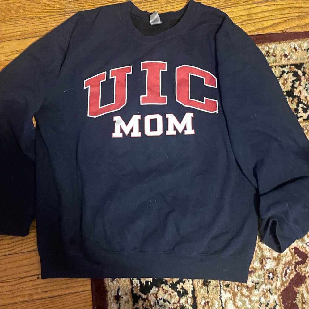 UIC Mom sweatshirt crew neck